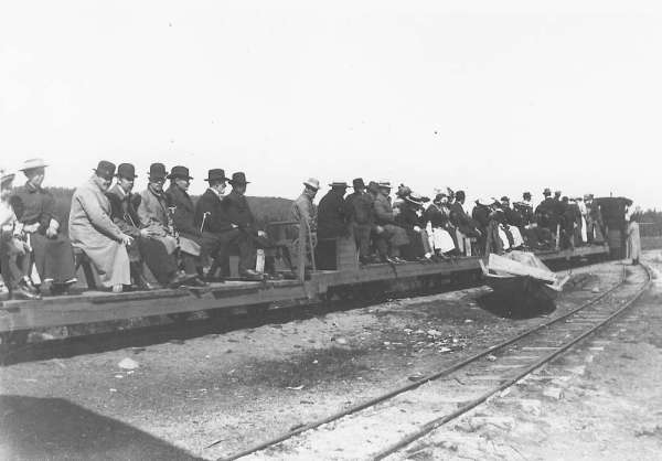 Utflyktståg i Bosjön på 1920-talet (bild via Johan Stenson)